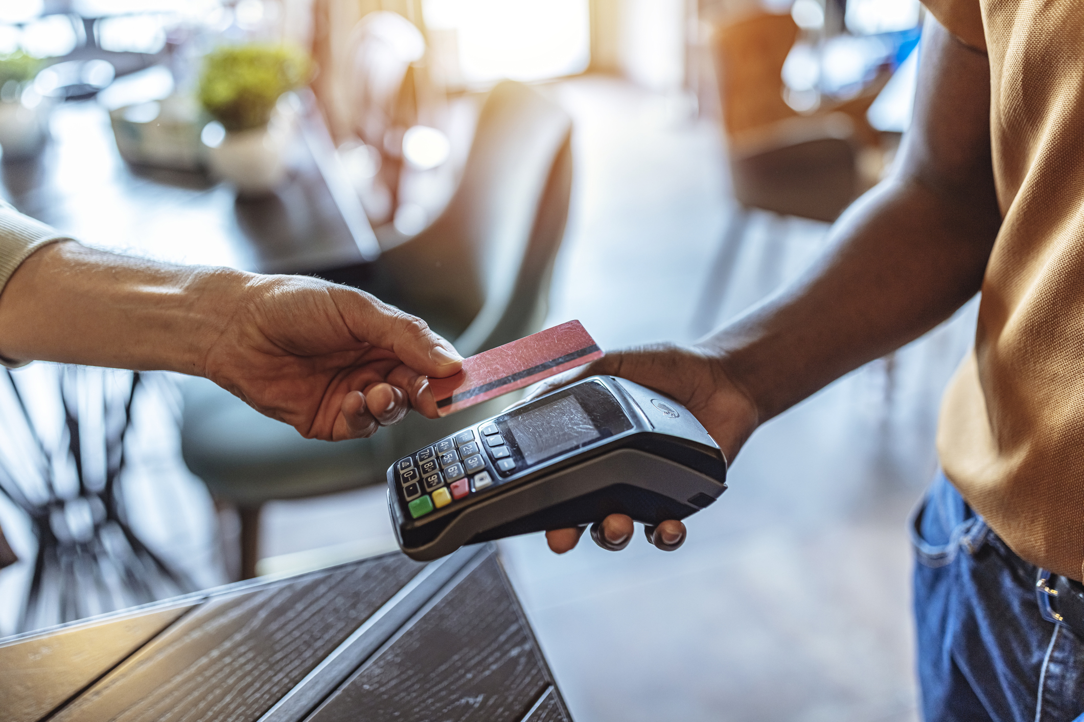 Изображение. Терминал оплаты крупным планом. Бесконтактная оплата банковской картой