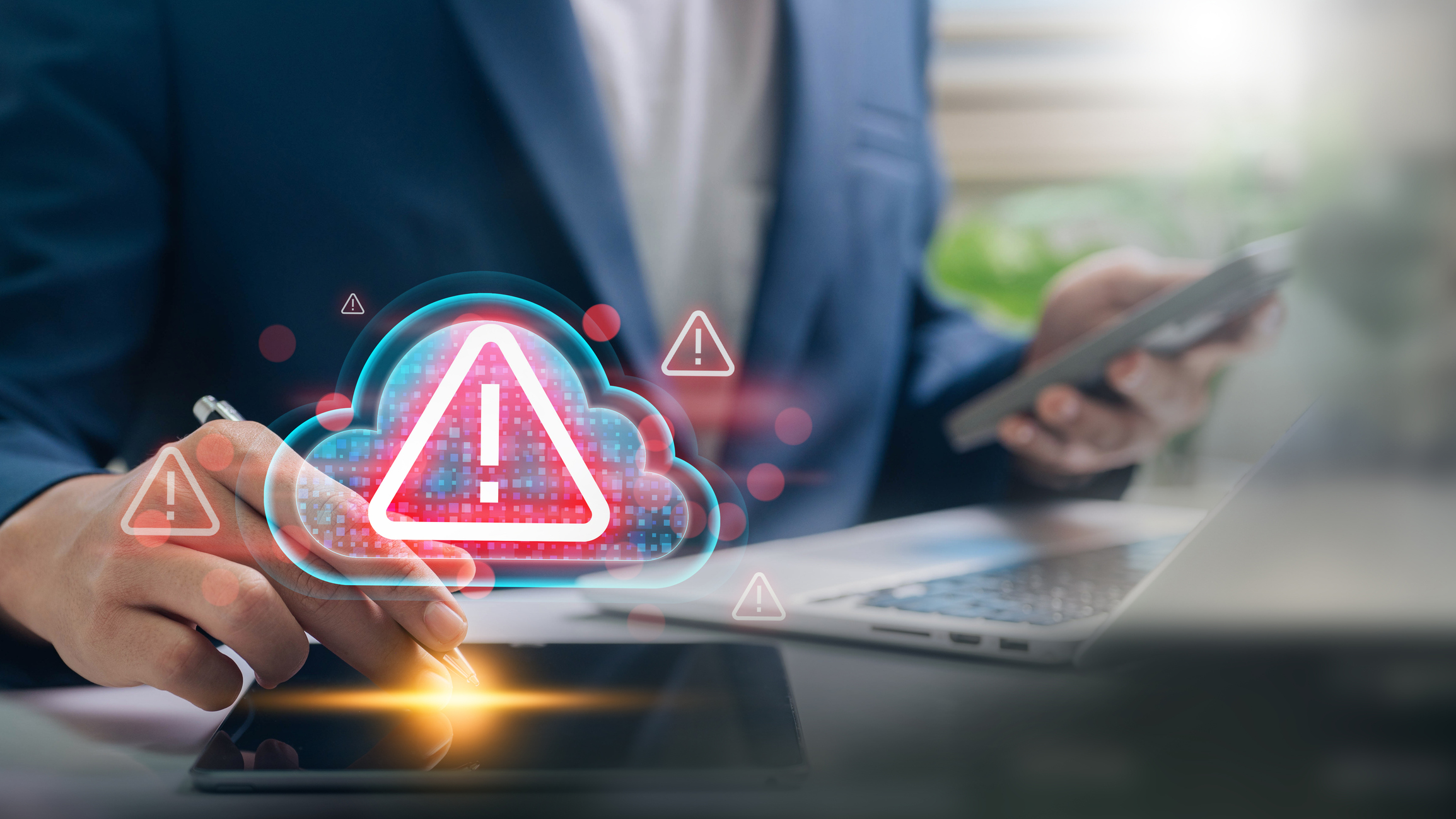 Изображение. Руки человека работают за ноутбуком, над которым висит облако с красными предупреждающими знаками, символизирующими опасность