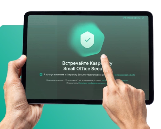 Изображение. Планшет с приветственным сообщением в руках мужчины. Быстрый запуск антивируса Kaspersky