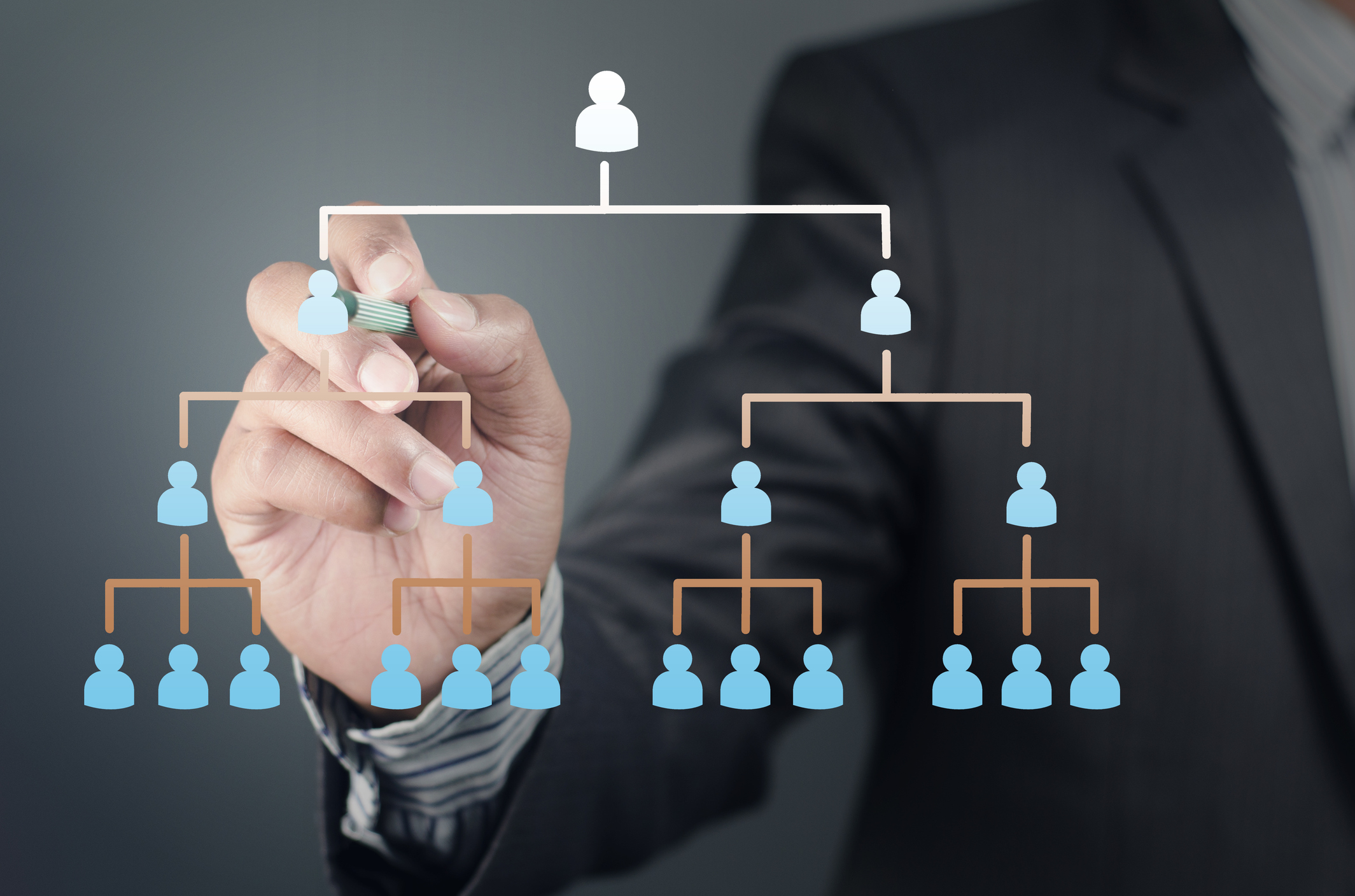 Изображение. Бизнесмен перед виртуальной схемой иерархии сотрудников
